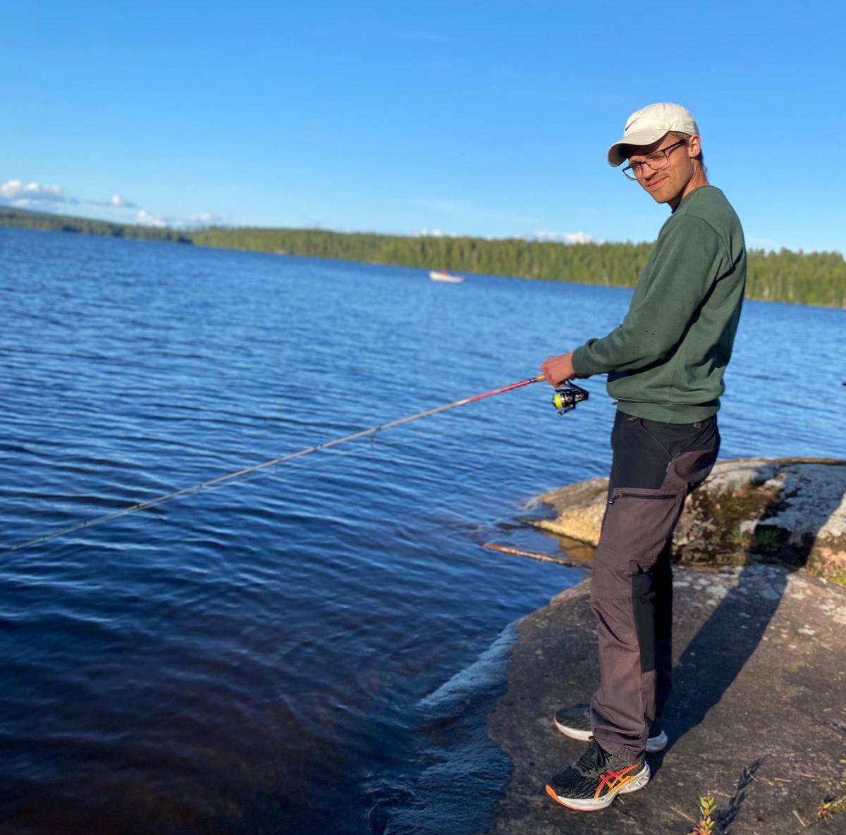 Fiskare vid vattnet
