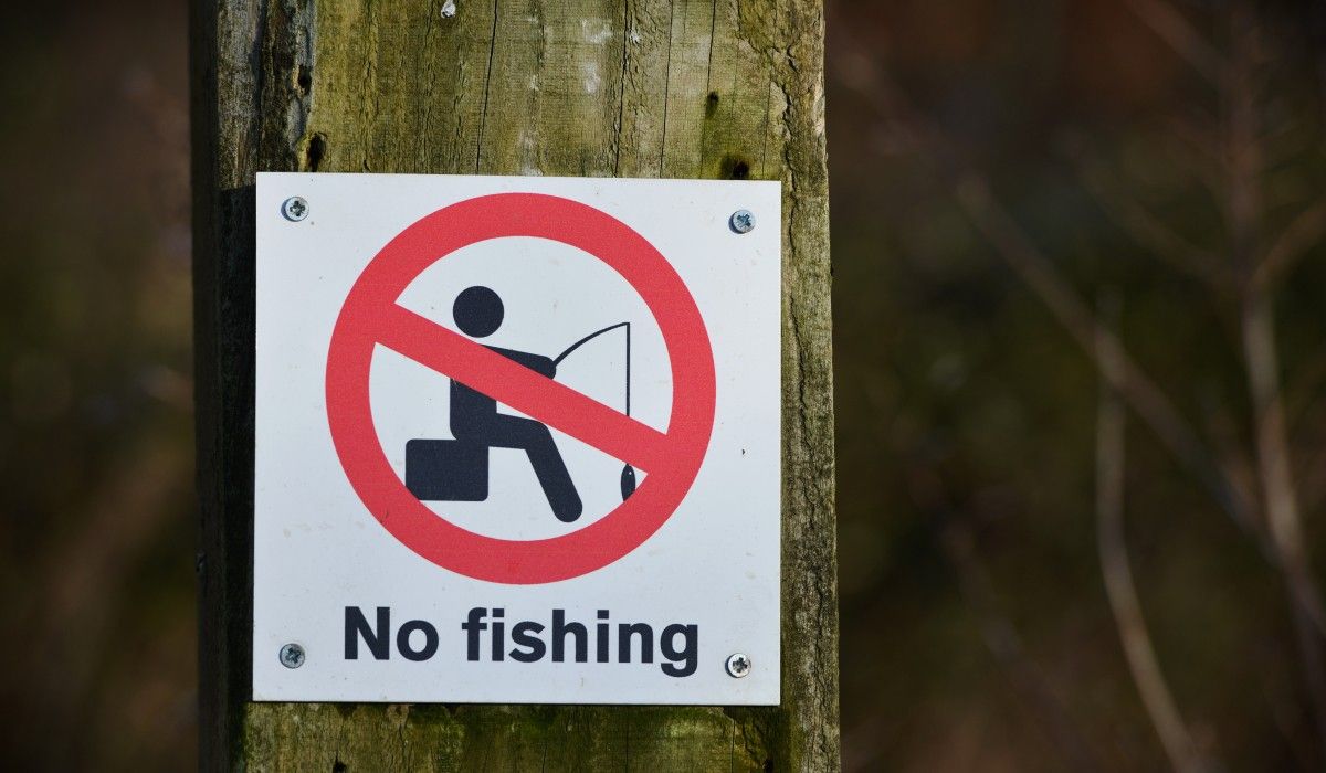 fiske förbjudet skylt