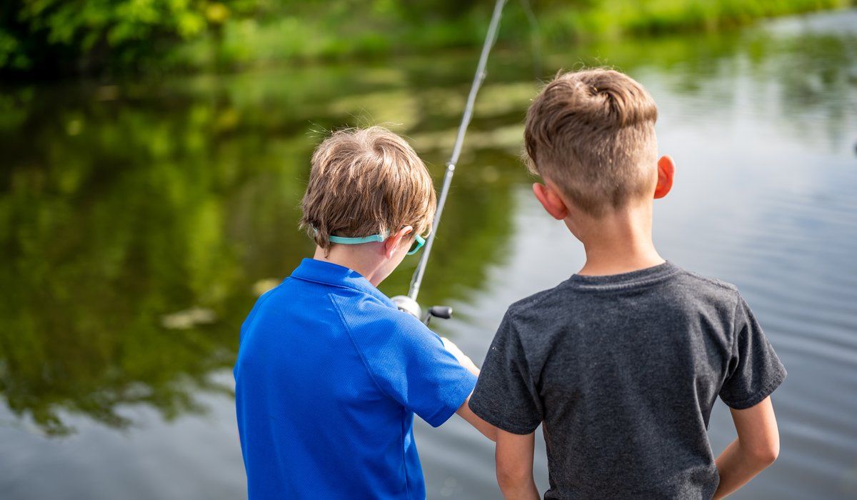 två barn som fiskar