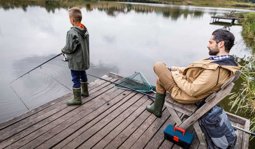 barn som fiskar på brygga barn som fiskar på brygga